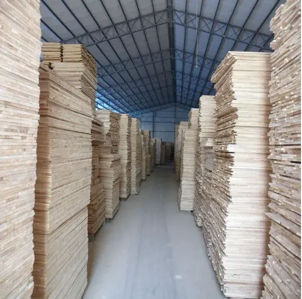 Planches de paulownia coupées et séchées, exemple de transformation